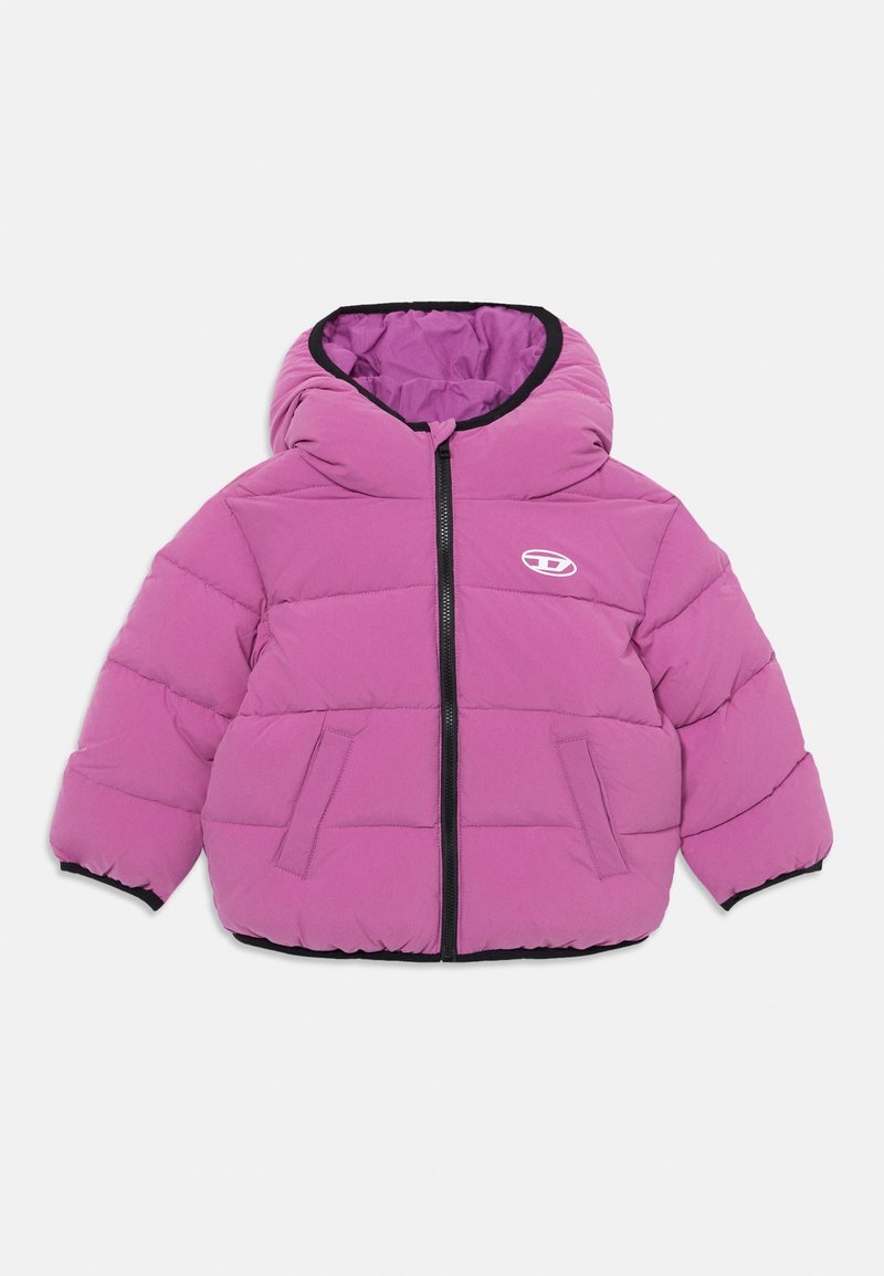 Rožinė pūkinė striukė, turinti gobtuvą, užtrauktuką, dvi priekines kišenes ir kontrastingą juodą apdailą aplink kraštus.