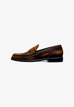 Braunes Leder-Loafer mit glatter Oberfläche und Nähdetails. Standardform, schwarze Gummisohle und schlupffreies Design ohne Schnürsenkel.