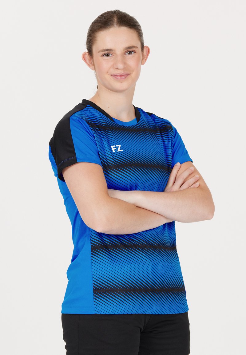 Blå sportskjorta med svarta accenter och horisontellt randmönster. Har korta ärmar och rundad halsringning. FZ-logotypen visas på framsidan.