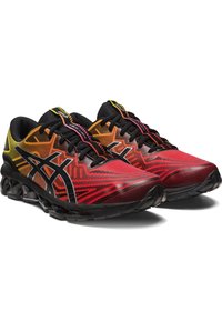 Scarpe da corsa da uomo con una tomaia rosso e nera a gradiente con motivi geometrici, lacci neri e una suola nera testurizzata.
