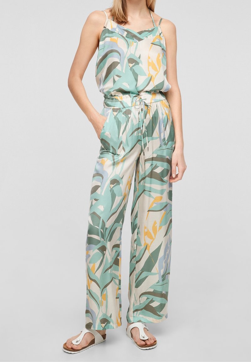 Lehký, vzorovaný overal v odstínech zelené s žlutými a modrými akcenty. Má stahovací pas a boční kapsy.