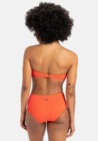 Žebrované, vysokokopírované bikiny v jasne oranžovej farbe s bandeau topom a nastaviteľným zapínaním na chrbte, s malým logo detailom na boku.