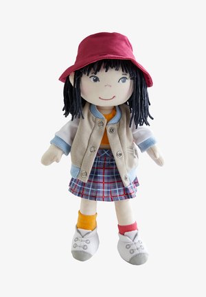 Weiche Puppe mit schwarzen Wollhaaren, rotem Hut, beigem Jackett, orangefarbenem Shirt, kariertem Rock, ungleichen Socken und weißen Schuhen.