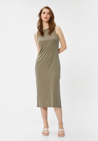 Olivengrünes, ärmelloses Midikleid aus einem glatten, dehnbaren Stoff. Merkmale einen runden Ausschnitt und eine gerade Silhouette.