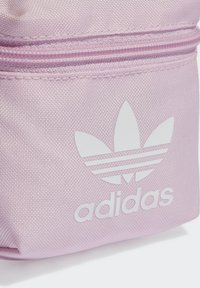 adidas Originals ADICOLOR CLASSIC FESTIVAL - Soma ar siksnu pāri ķermenim - orchid fusion