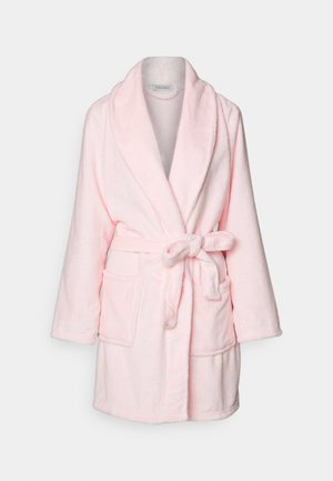Accappatoio in pile rosa con colletto a scialle, cintura da annodare e due tasche anteriori. Texture liscia e design a lunghezza media.
