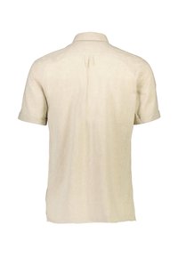 Beige linnen shirt met korte mouwen en een omgeslagen kraag, van achteraf weergegeven op een witte achtergrond.