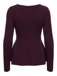 Bordo džemper s dugim rukavima, rebraste teksture, uskog kroja radnog dijela i lepršavog ruba. Glatka tkanina s blagim sjajem.