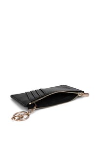Pochette in pelle nera texture con chiusura zip, dotata di un attacco per portarchiavi e pieghe decorative su un lato. Accenti in metallo dorato.