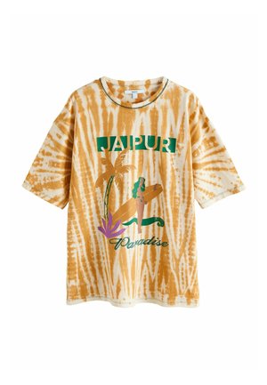 Napszítta narancssárga-fehér rövid ujjú ing zöld "JAIPUR" felirattal, pálmafával, nővel, aki szörfdeszkát tart, és "Paradise" felirattal.