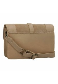 Borsa in pelle beige con pattina in suede, tracolla regolabile e forma rettangolare. Superficie liscia con dettagli di cucitura sottili.
