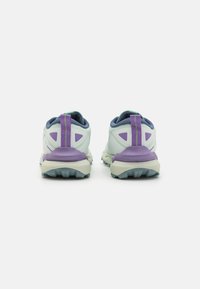 Scarpe da corsa leggere con una tomaia verde menta, un accento viola sul tallone, suola testurizzata e dettagli in blu scuro a contrasto.