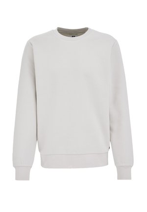 Sudadera gris claro, texturizada, con cuello redondo, mangas largas y puños de canalé. Diseño simple sin patrones ni logotipos visibles.