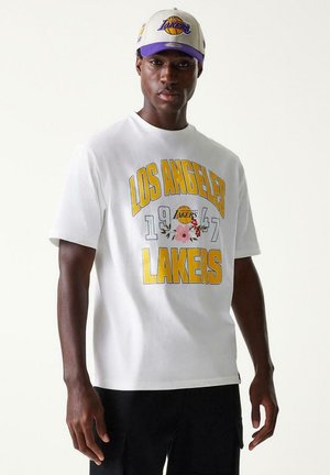 New Era, LOS ANGELES LAKERS NEW ERA NBA DISTRESSED OS TEE T-SHIRT WEISS UNISEX - Print T-shirt - weiss