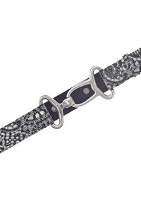Marinblått tygbälte med silverfärgad metallhardware, med ett blommigt spetsmönster och texturerad yta. Justerbart med spänne.