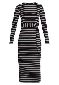 Robe midi noire à rayures horizontales blanches, manches longues, col rond et ceinture assortie avec boucle circulaire à la taille.