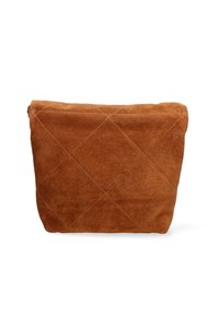 Borsetta in suede marrone con motivo a rombi, caratterizzata da una texture morbida e una chiusura con zip, progettata in una forma rettangolare.