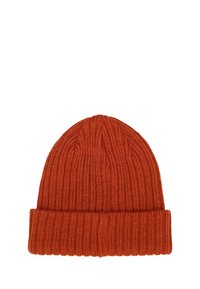 Hladce pletená oranžová čepice s ohrnutým lemem, vyrobená z měkkého materiálu, s texturovaným vzorem po celém povrchu.