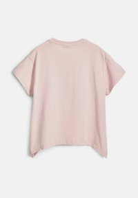 T-shirt rosa chiaro a maniche corte con vestibilità rilassata, dotata di scollatura rotonda e orlo posteriore leggermente più lungo. Tessuto di cotone morbido.