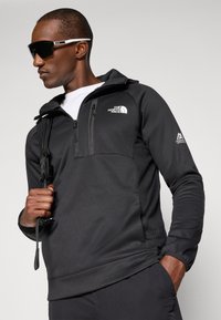 The North Face MOUNTAIN ATHLETICS HOODED 1/4  - Hættetrøje - black