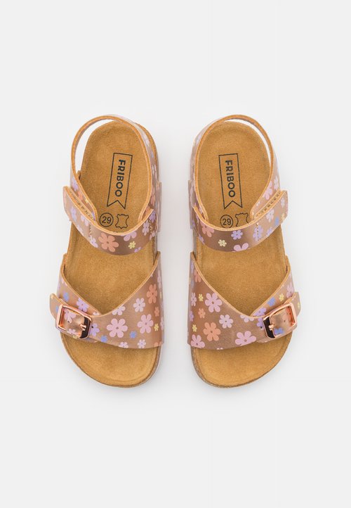 Sandales florales roses avec deux sangles réglables, une semelle en liège et une boucle métallique. Caractéristiques d'une base marron clair avec des fleurs multicolores.