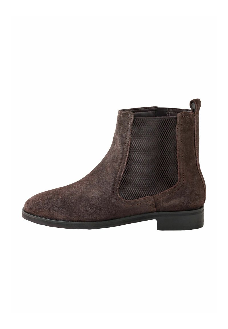 Braunes Wildleder-Ankle-Boot mit Mesh-Seitenpaneelen, runder Spitze, niedrigem Absatz und einer Zuglasche auf der Rückseite für einfaches Anziehen. Glatte Textur und klare Linien.