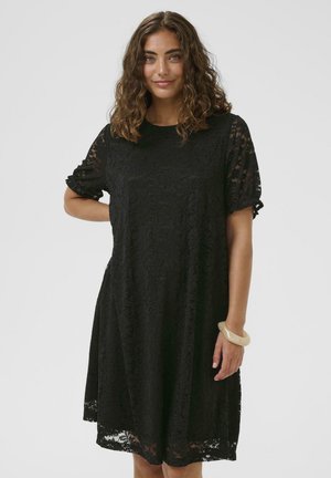 Robe en dentelle noire à manches courtes, coupe ample, encolure ronde et motif floral. Agrémentée d'un détail à l'ourlet de longueur moyenne et d'une texture transparente.