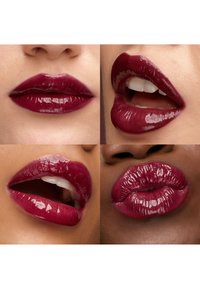 Fire nærbilleder af forskellige læber, der bærer skinnende mørkerød læbestift i forskellige udtryk, som fremviser tekstur og farveintensitet.