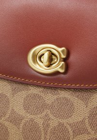 COACH SIGNATURE CASSIE  - Sac bandoulière - tan rust