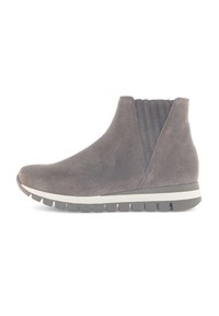 Bottines en suède gris avec des panneaux élastiques sur les côtés et une épaisse semelle blanche présentant une texture antidérapante. Surface lisse avec un design de bout arrondi.