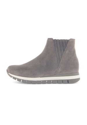 Bottines en suède gris avec des panneaux élastiques sur les côtés et une épaisse semelle blanche présentant une texture antidérapante. Surface lisse avec un design de bout arrondi.