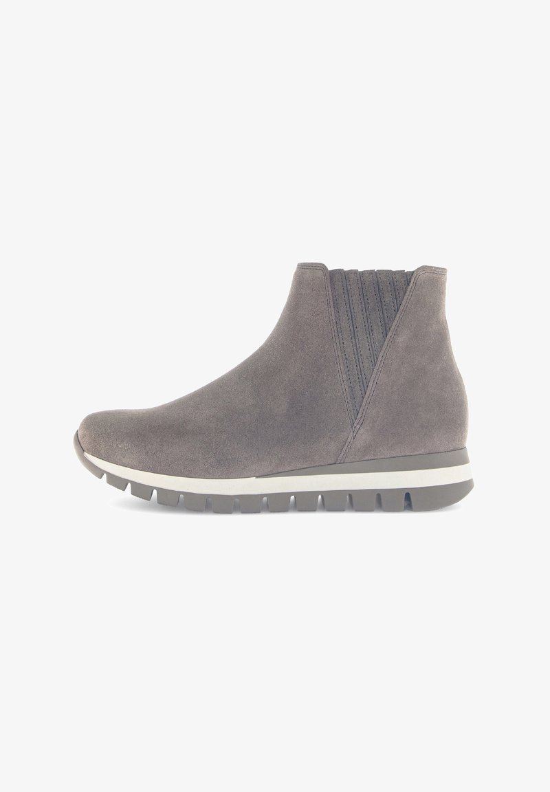 Bottines en suède gris avec des panneaux élastiques sur les côtés et une épaisse semelle blanche présentant une texture antidérapante. Surface lisse avec un design de bout arrondi.