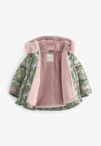 Veste matelassée à capuche pour enfants en vert avec imprimé licorne et arc-en-ciel, ouverte pour montrer une doublure en fausse fourrure rose doux et une étiquette "NEXT".