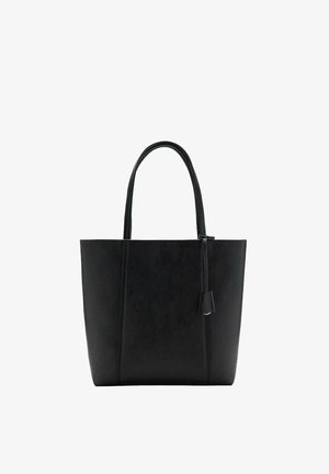 Czarna skórzana torba typu tote o usztywnionym kształcie, długich uchwytach i fakturowanej powierzchni. Posiada ozdobną zawieszkę.