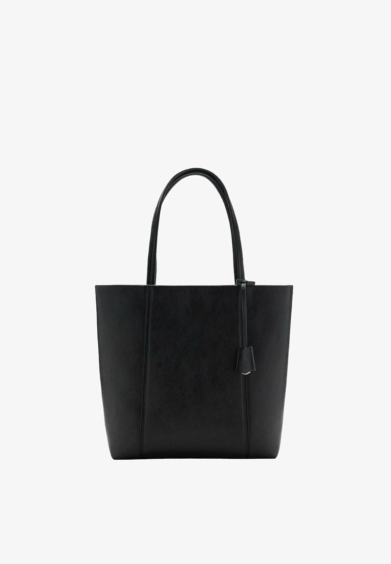Črna torba iz usnja z oblikovano strukturo, dolgimi ročaji in teksturirano površino. Opremljena z dekorativno visečo značko.