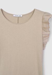 T-shirt beige con scollatura rotonda, caratterizzato da dettagli arricciati sulla spalla sinistra. Realizzato in tessuto morbido e leggero.