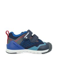 Zapatilla deportiva con parte superior de malla azul marino, acentos en azul y tablilla en rojo. Cuenta con dos correas de velcro y una suela de goma negra duradera.