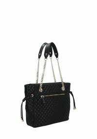 Borsa a tracolla nera trapuntata con doppie maniglie in pelle imbottita e catena, dotata di una tasca anteriore con zip e dettagli laterali con cordino.