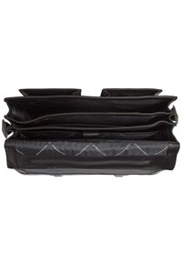 Zwarte leren tas met meerdere compartimenten, gestructureerd oppervlak en logo-gepatteerde voering. Voorzien van rits- en drukknoopsluitingen.