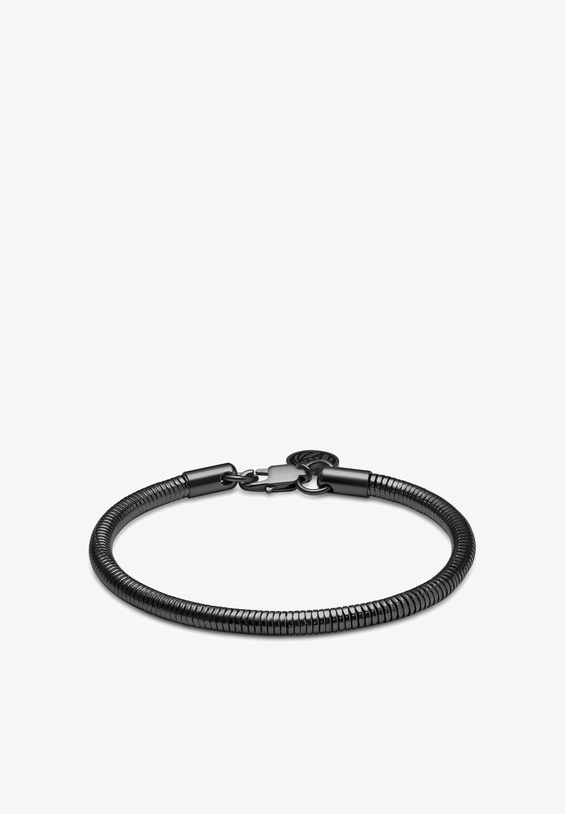 Svart metallarmbånd med et fleksibelt, spiralformet design. Har en sirkelformet lås og en glatt tekstur som fremhever en minimalistisk estetikk.