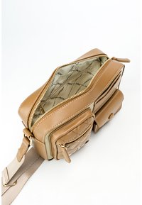 Borsa a tracolla in pelle tabacco con scomparto principale con zip, tasca frontale trapuntata, tracolla regolabile e rivestimento a fantasia.