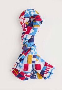 Mehrfarbiger Schal in Blau, Rot und Gelb. Verfügt über geometrische Muster, leichtes Material und ein verdrehtes Design an einem Ende.