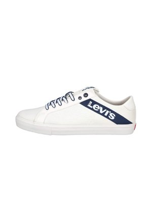 Zapatilla blanca de corte bajo Levi’s con cordones azules y un logo de rayas diagonales azules en el lateral, vista desde el lado exterior.