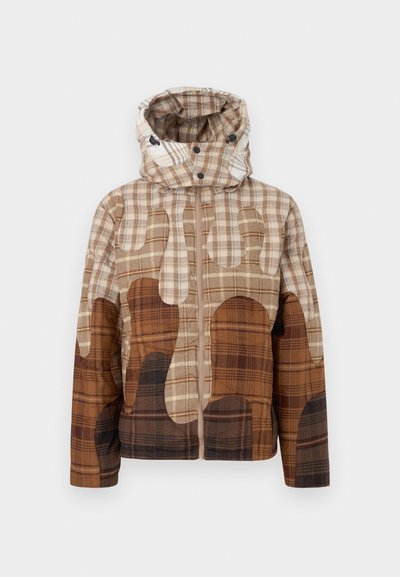 Barna és krém színű kockás minták keverékét bemutató steppelt dzseki, magas gallérral, patentos kapucnival és elöl cipzáras záródással.