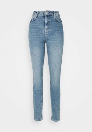 Jeans de tiro alto en azul claro hechos de denim, con una silueta ajustada, diseño de cinco bolsillos y cierre de cremallera con botón metálico.