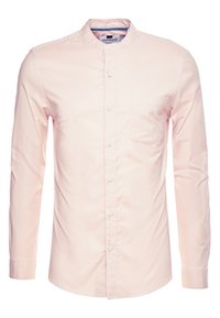 Ljusrosa, knapp-up skjorta med mandarinkrage, långa ärmar, en enda bröstficka och mjuk bomullstyg.