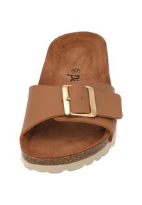 Bruine slide-sandaal met een brede band met een gouden gespsluiting, kurken voetbed en een gestructureerde, lichtgekleurde buitenzool.