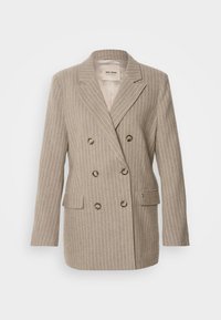 Beżowa dwurzędowa marynarka z cienkimi pionowymi białymi paskami, z klapami z wycięciem, długimi rękawami oraz dwoma przednimi kieszeniami z patkami.