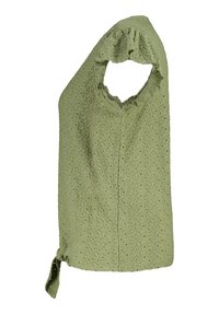 Haut vert olive en tissu texturé avec des motifs floraux et un col froncé. Présente un détail noué à l'ourlet sur un côté.