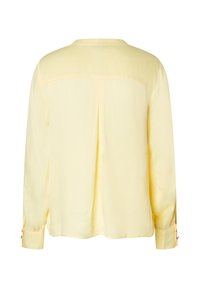 Gele blouse met lange mouwen, lichtgewicht stof, rugstukdetail, subtiele glans, afgeronde halslijn, manchetten met knopen.